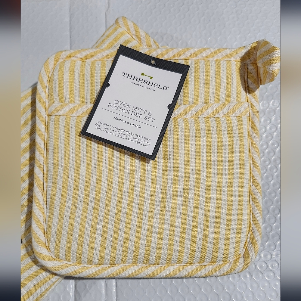 Threshold Striped Yellow & White Oven Mitt and Pot Holder Set - Picture 4 of 6